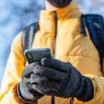 Elektriska värmehandskar på en kall vinterdag