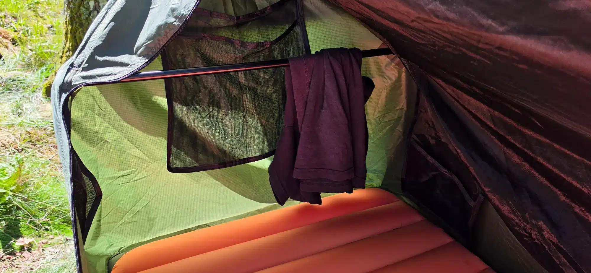 Haven Tent med spridarstång monterad över kortsidan