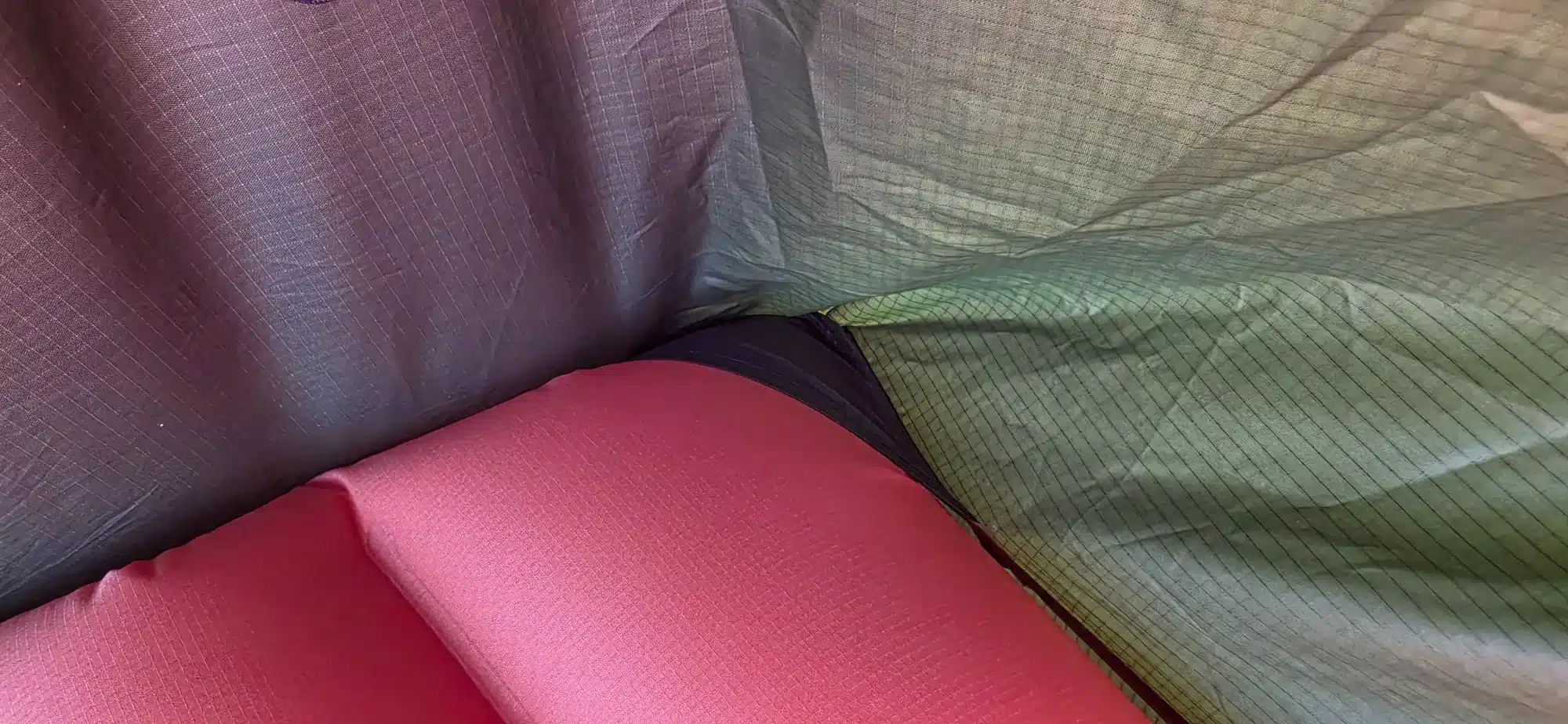 Hörnfäste som håller Haven Tents liggunderlag på plats