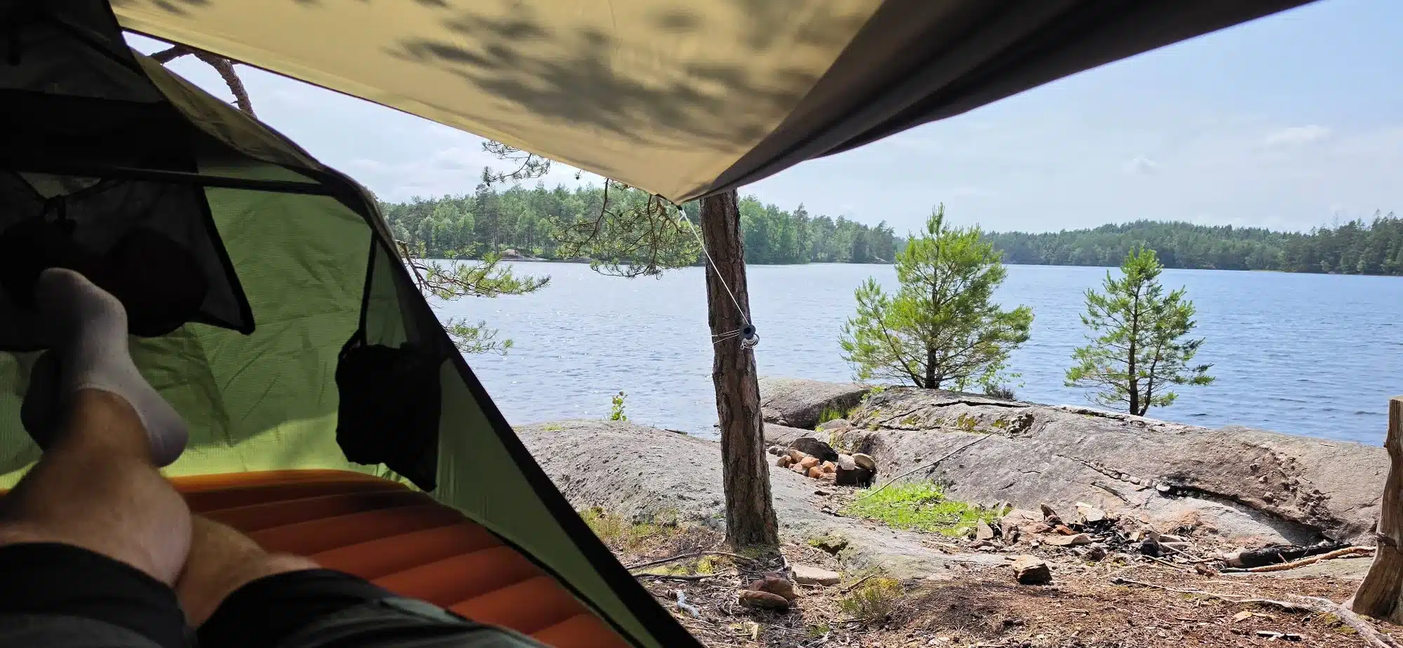 Haven Tent XL med tarpen uppspänd i porch mode med utsikt över naturen