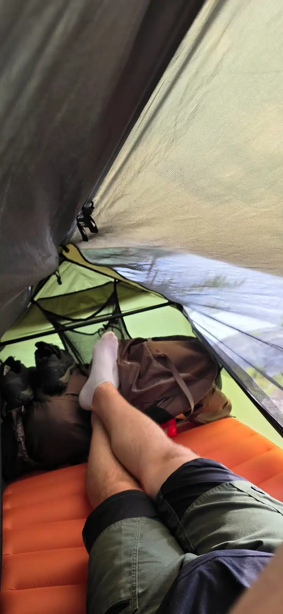 65 till 75 liters ryggsäck placerad vid fotänden i Haven Tent XL