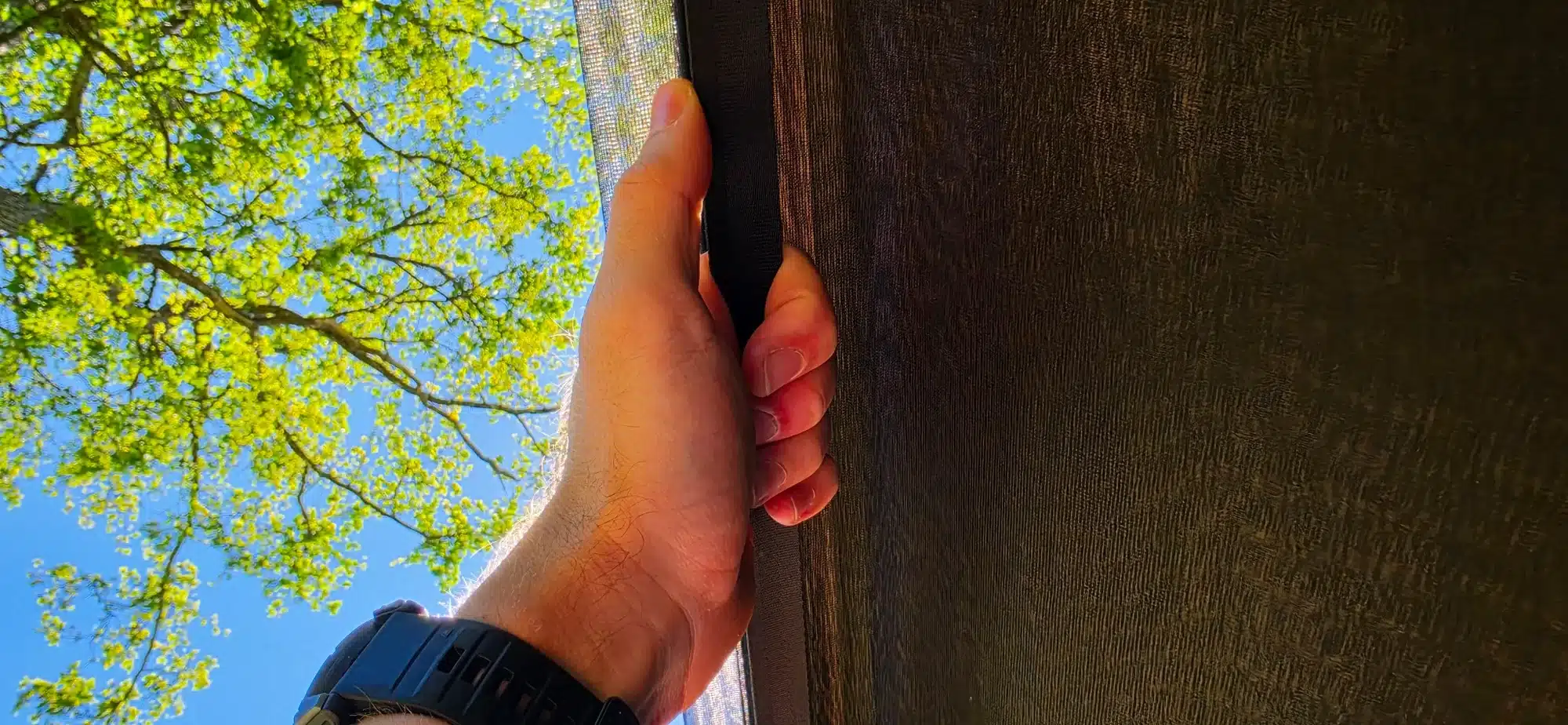 Grepp om Haven Tents ridgeline som stöd när man sitter i hammocken